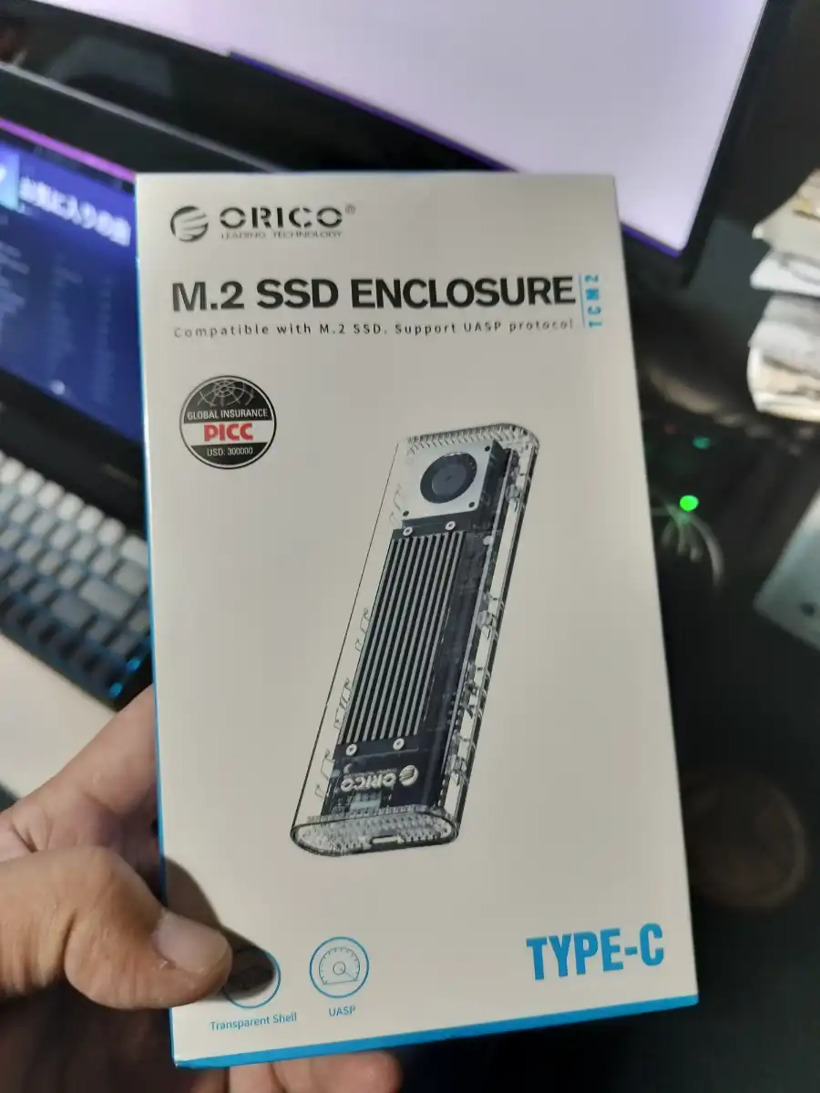 ORICO e7400 2TBとORICO TCM2-U4ケースの実物サイズ感2